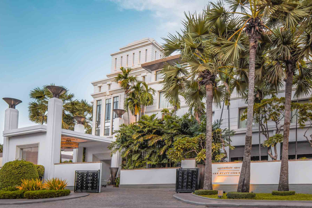 À cinq minutes à pied de l'Old Market, là où Siem Reap révèle ses ruelles parfumées, le Park Hyatt orchestre une rencontre intime avec la civilisation khmère. Distingué d'une clé Michelin, c'est un lieu où l'excellence du service devient elle-même une forme d'art. Coup de loupe de la rédaction.