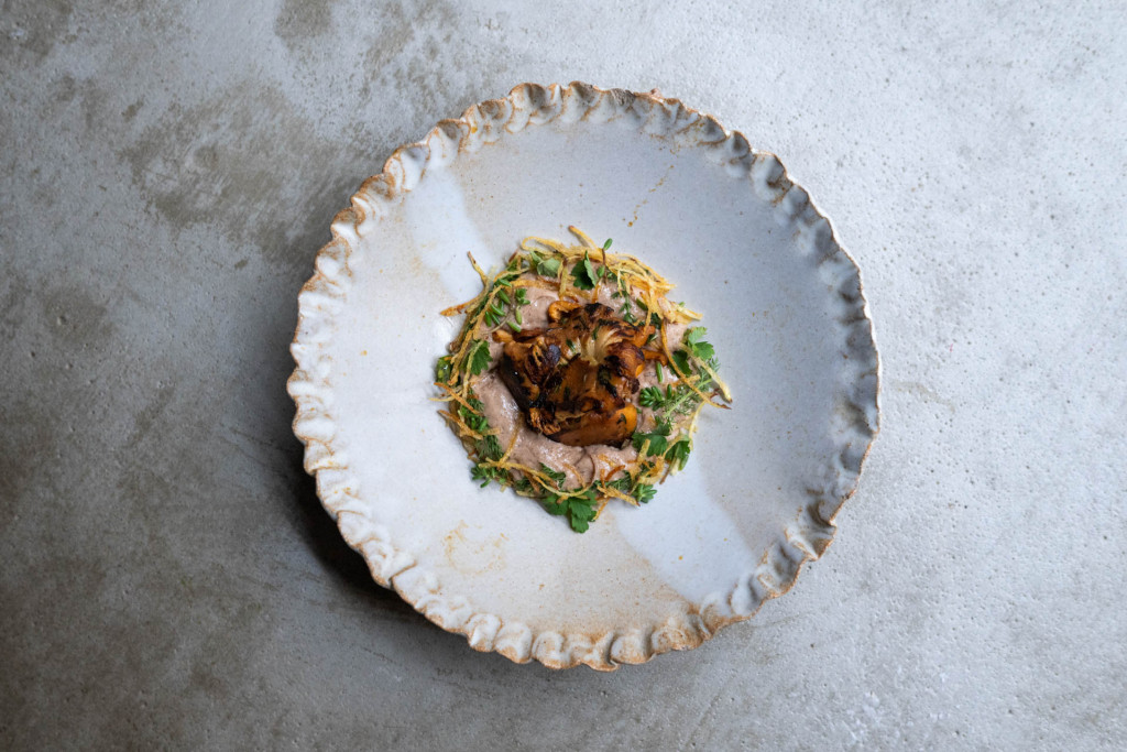 À Paris, les tables végétales vraiment ambitieuses se comptent encore sur les doigts d’une main. Vivide entend bien changer la donne, en proposant une cuisine tout végétal exigeante, ludique et profondément gastronomique, loin de tout militantisme.