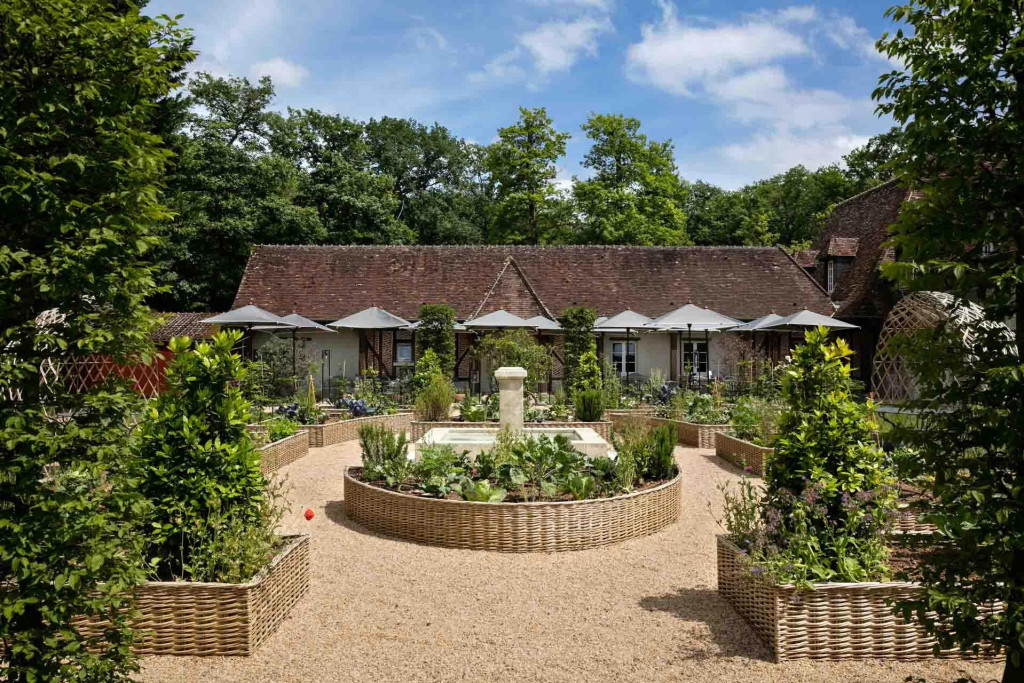 Du potager en permaculture au jardin historique : ces hôtels de luxe en France cultivent leurs propres légumes pour une cuisine ultra-locale. Nos adresses pour passer - littéralement - du jardin à l’assiette.