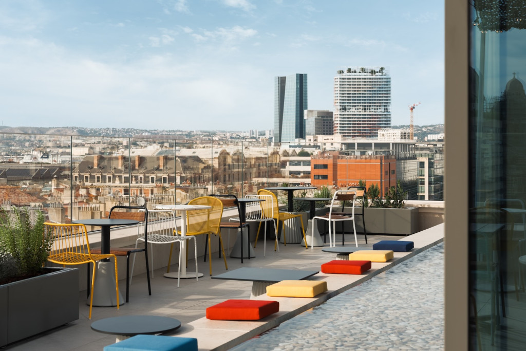 Premier hôtel de la marque Ruby en France, le Ruby Lilou a ouvert ses portes entre le Vieux-Port et La Joliette, à quelques rues du Panier. Accueil au 9ᵉ étage, guitares électriques en libre accès et rooftop de 300 m² tourné vers Notre-Dame de la Garde : notre avis sur ce 4 étoiles marseillais qui joue la carte du luxe épuré à partir de 130 euros la nuit.