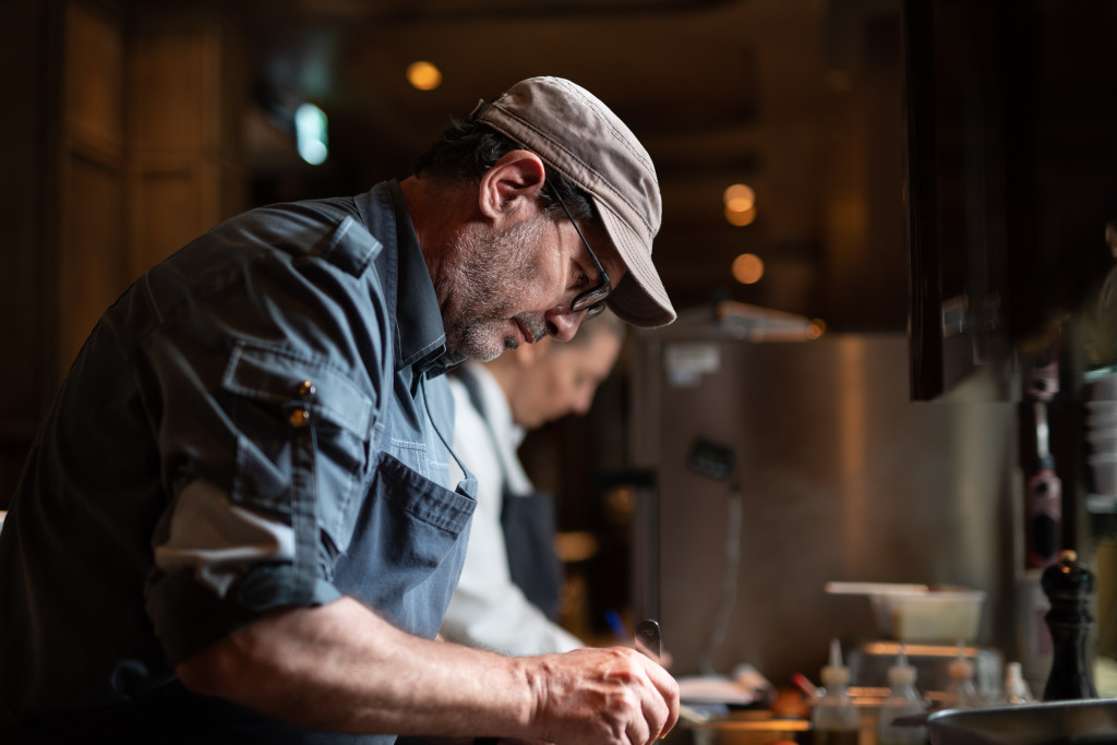 À l’occasion de son passage à Paris pour le tournage de la saison 17 de Top Chef, lancée vendredi sur M6, Paul Pairet nous recevait au restaurant Nonos & Comestibles, à l’Hôtel de Crillon, pour revenir sur l’après Ultraviolet.