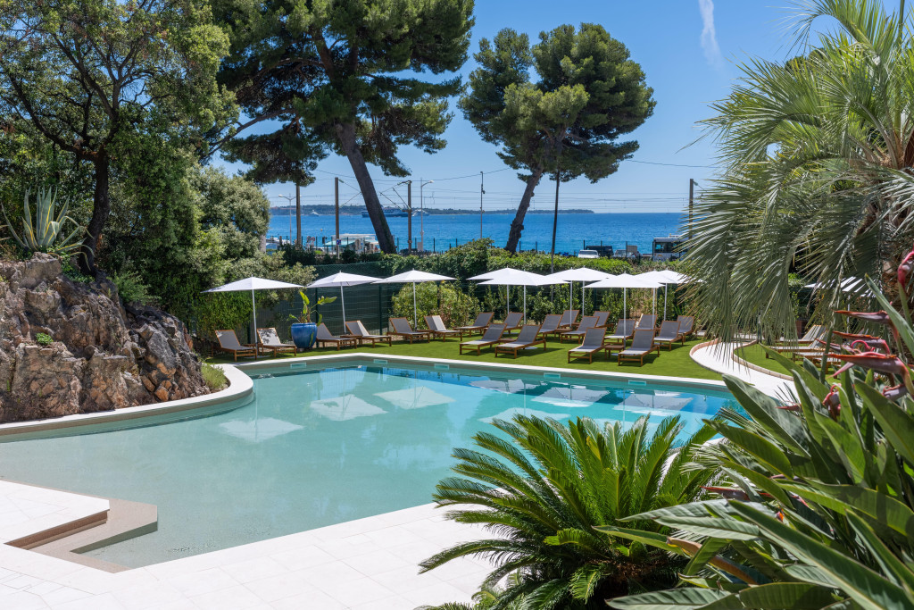 Ouvert en juin 2026, le Radisson Hotel Cannes Seaside s’est installé sur le front de mer cannois, avec une proposition pensée autour d’un resort méditerranéen contemporain, entre codes de la French Riviera et atmosphère décontractée.