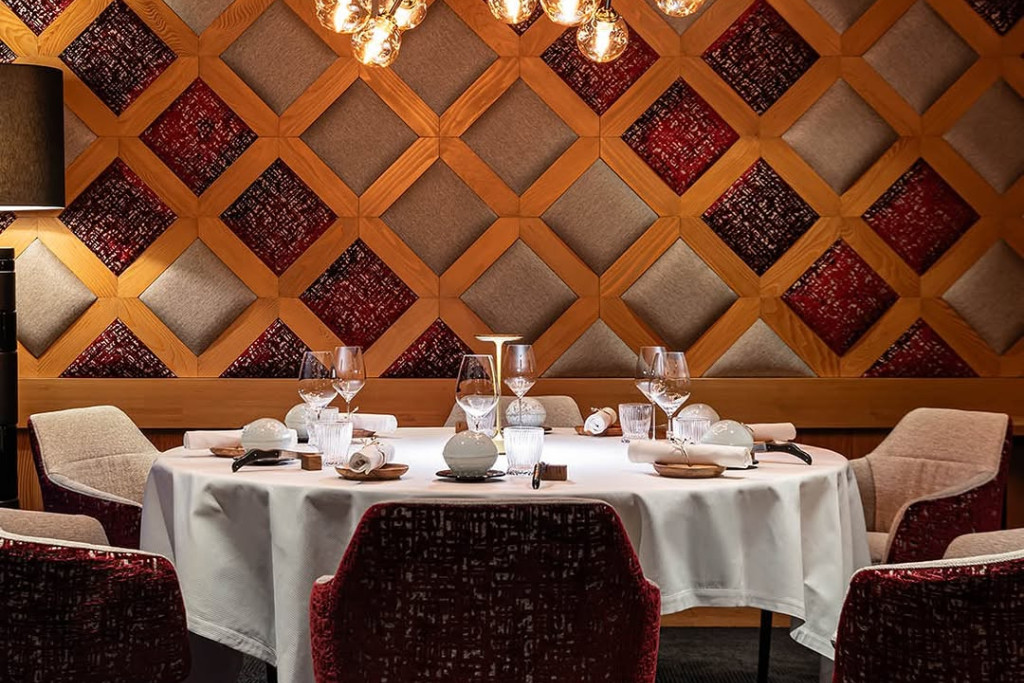 La prestigieuse station de Méribel est riche d’une grande diversité gastronomique. Des adresses branchées aux tables étoilés, découvrez nos cinq restaurants préférés à Méribel.