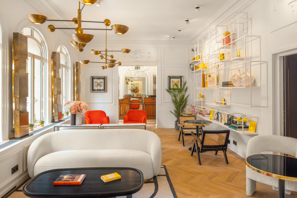 Cœur vibrant de la capitale peuplé de galeries, musées, boutiques pointues, bars tendances et restaurants créatifs, le 3è arrondissement ou Haut-Marais est l’un des quartiers les plus anciens de Paris. Son histoire mêlée à son ambiance unique en fait un lieu de séjour idéal, d’autant qu’il abrite une belle collection d’hôtels arty, design, lifestyle, singuliers… à l’identité affirmée. Top des plus beaux hôtels de Paris 3. 

