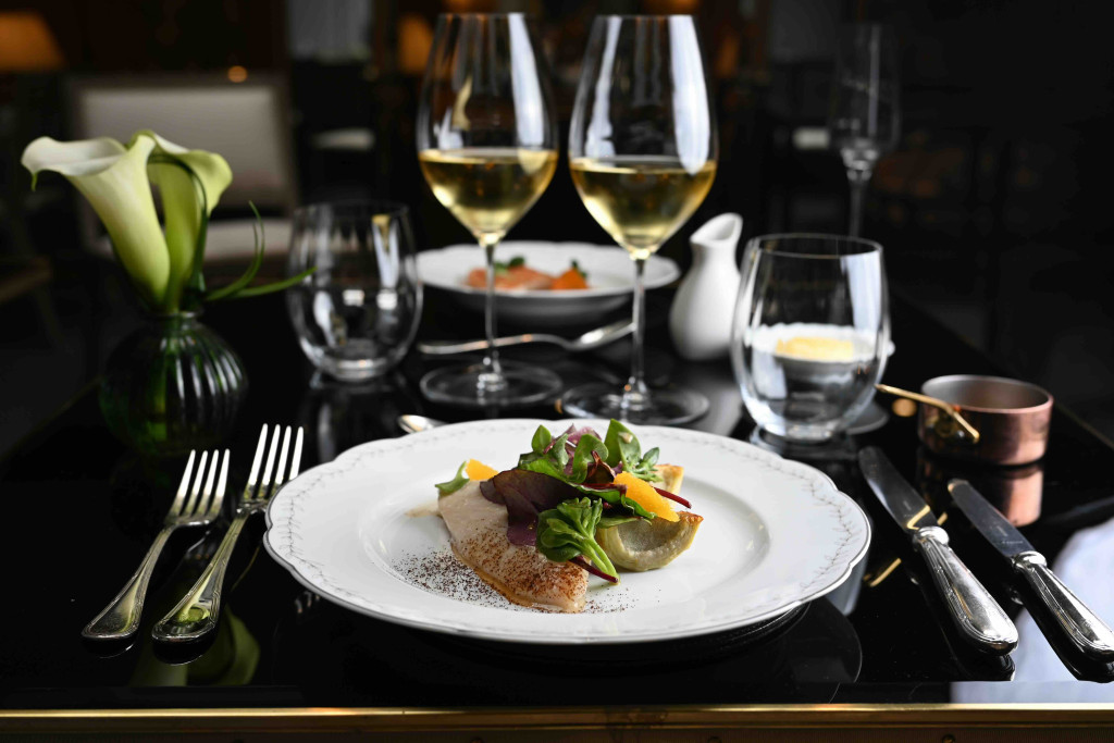 Caché au cœur du 8e arrondissement, le restaurant Les Confidences cultive l’art de la discrétion. Dans l’écrin feutré de l’hôtel San Régis, le chef Erwan Ledru signe une cuisine sensible et réconfortante, sublimée par les desserts remarquables de Jessica Préalpato. 