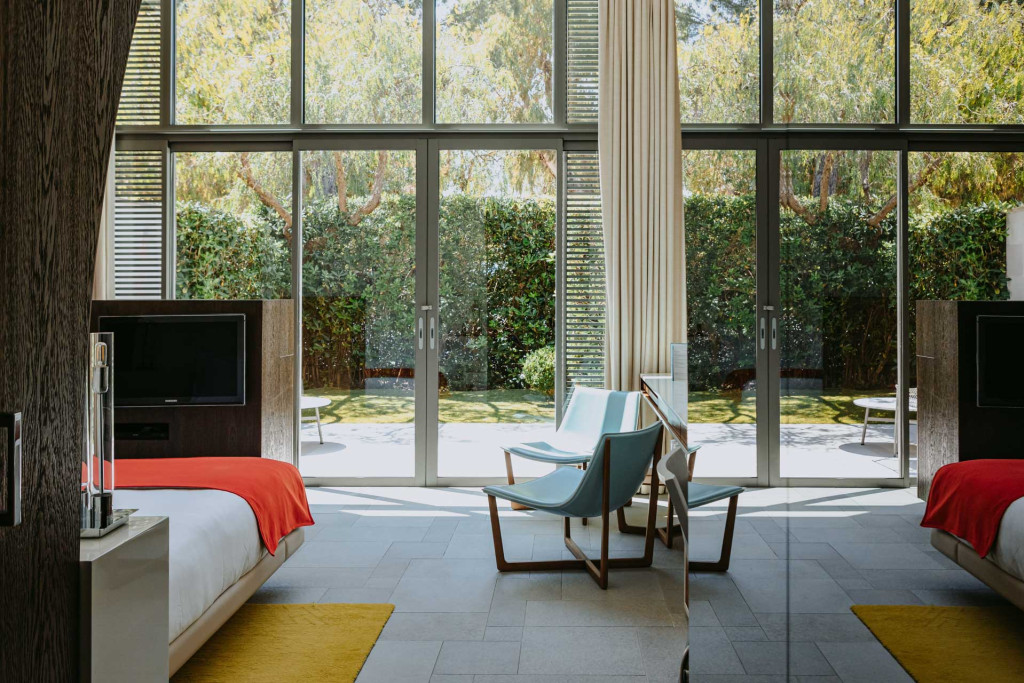 Sur la route des Salins, un hôtel à Saint-Tropez qui ne joue ni la carte du palace inabordable, ni celle de la performance festive, serait-ce possible ? Contemporain, gastronomique, impeccablement entretenu, l’hôtel de Sezz plaît par son allure intemporelle. Quelle ne fut pas notre surprise d’apprendre son année d’ouverture : 2010. Seize ans plus tard, l’adresse semble avoir été achevée hier.