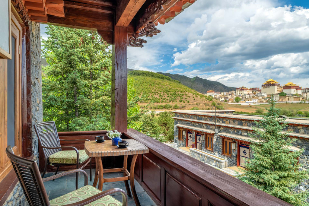 Nichée au cœur du Yunnan, Shangri-La incarne un Tibet de carte postale entre monastères perchés, hauts plateaux et prairies infinies. À plus de 3 000 mètres d’altitude, cette région préservée abrite des hôtels d’exception mêlant luxe discret, traditions locales et immersion spirituelle. Voici notre sélection des plus beaux hôtels de Shangri-La pour vivre la magie tibétaine grandeur nature.