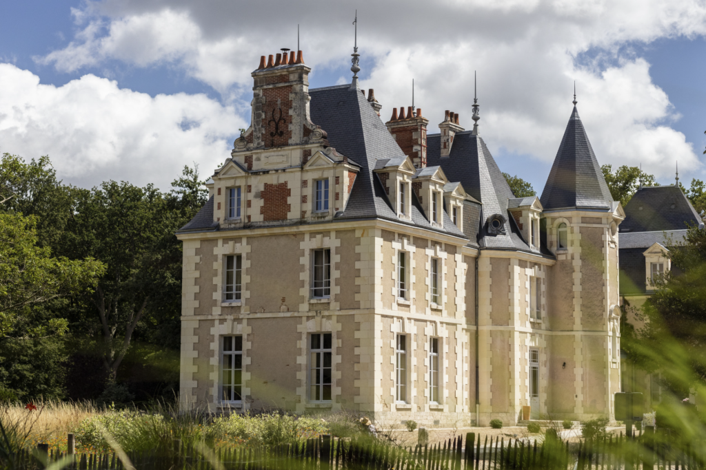 Visiter les châteaux de la Loire, c’est s’entendre raconter un pan de l’Histoire de France. L’époustouflant patrimoine se fond dans un univers verdoyant propice à diverses activités. Notre circuit autour des châteaux de la Loire constitue un agréable emploi du temps pour un week-end de trois jours, à deux heures seulement de Paris. 