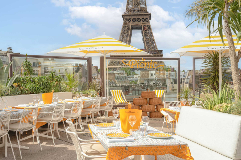 Pique-nique champagne sur un rooftop, cinéma en plein air, glacier de palace ou visite culturelle privée : voici 5 idées de sorties originales pour profiter de l’été à Paris.