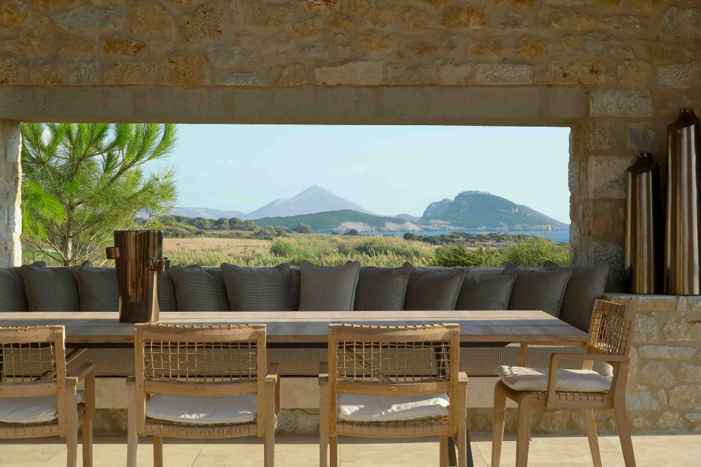 Dans le sud-ouest du Péloponnèse, face aux eaux de la mer Ionienne, se déploie une destination méconnue en Grèce : Costa Navarino. Au cœur de la Messénie, cette enclave dédiée au tourisme durable rassemble hôtels 5 étoiles, golfs primés et spa d'envergure. C'est à Navarino Dunes que se dresse The Romanos, a Luxury Collection Resort, où nous avons posé nos valises.