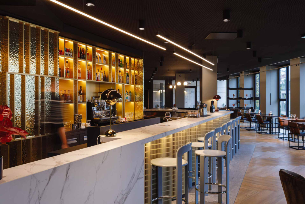 À huit minutes à pied du cœur du plateau, côté Caluire-et-Cuire, le groupe Accor signe avec TRIBE un nouvel écrin urbain dans l’air du temps. Fidèle à l’esprit de la collection, l’adresse s’organise autour d’un lobby lumineux et convivial, et de chambres fonctionnelles et accessibles. 