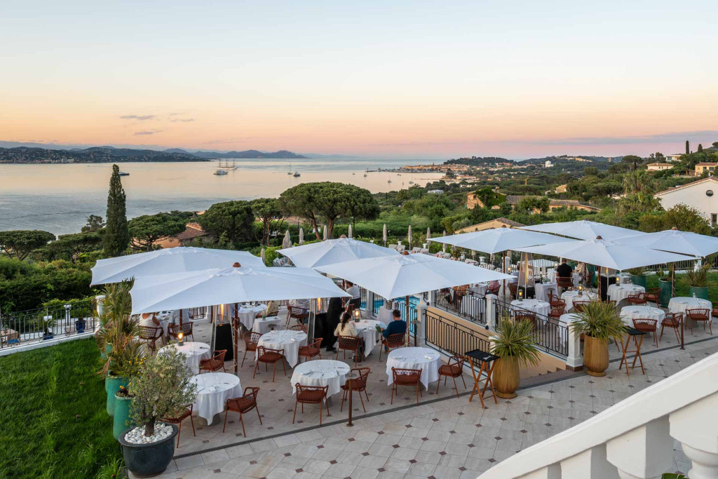 Palaces historiques ou boutique-hôtels intimistes, vues mer hypnotiques ou jardins secrets sous les pins parasols… Plus que nulle part ailleurs, à Saint-Tropez, le luxe peut prendre toutes les formes inimaginables. Le village concentre une sélection éblouissante d'adresses de luxe, chacune incarnant une vision singulière de l’hospitalité. De quoi trouver, à coup sûr, l'hôtel 5 étoiles à Saint-Tropez qui fait écho à ses envies. 