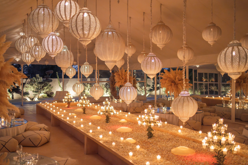 À Marrakech, le mariage prend des allures de conte contemporain. Villas spectaculaires, riads discrets ou hôtels sophistiqués : cinq adresses révèlent, chacune à leur manière, comment la ville ocre transforme un « oui » en moment de cinéma. 