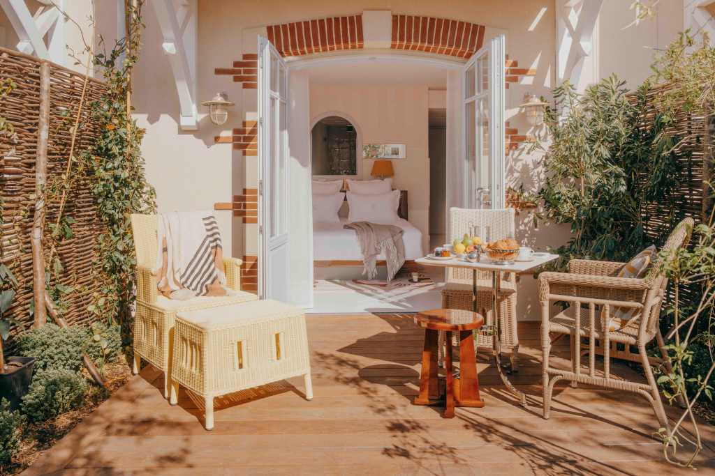 La rédaction de Yonder vient de passer trois jours au Cap-Ferret. On a dormi dans le tout nouvel établissement de Laurent Taïeb, l’instigateur du TOO hôtel et du Madame Rêve à Paris. Avec Villa Colette, l’entrepreneur apporte un vent de fraîcheur à une destination jusque-là marquée par son relatif conservatisme.