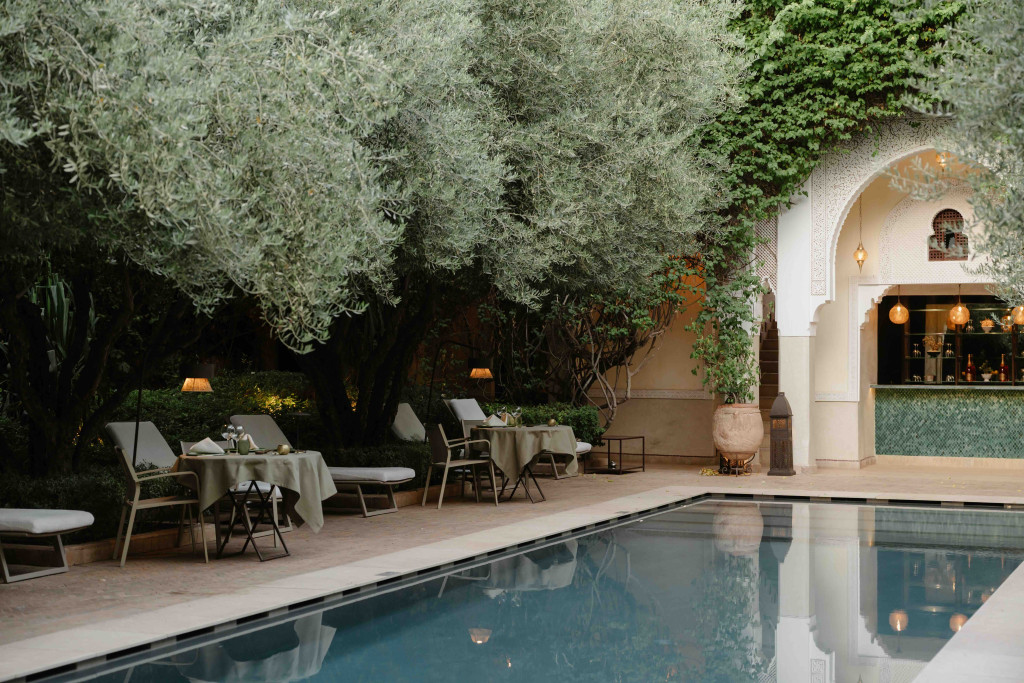 Paisible et cosmopolite, ce riad à forte identité est un havre exclusif, à l’abri du brouhaha de la Ville Rouge qui pourtant se déploie juste au-delà de l’enceinte de l’hôtel. Sur la rue de la résidence royale, à 5 minutes de la médina et de la place Jemaa El Fna, la Villa des Orangers se dresse en majesté.