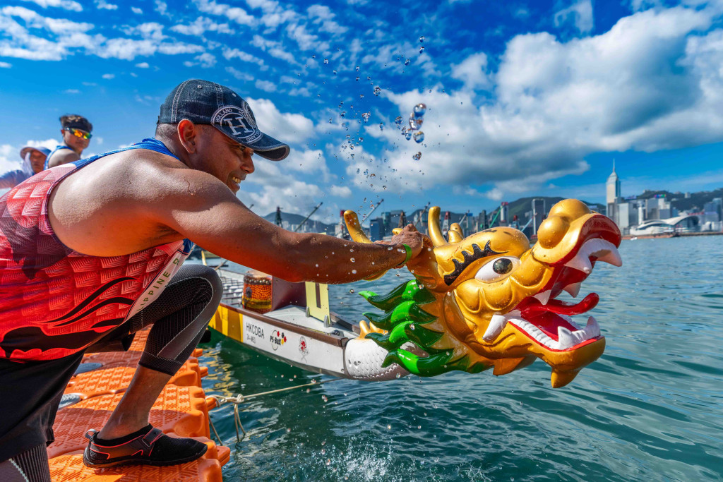 Panoramas sur la mythique baie Victoria, plages cachées et musées d’exception : Hong Kong n’a pas besoin d’en faire beaucoup pour séduire. Cet été, le territoire passe pourtant à la vitesse supérieure avec son plus grand festival de bateaux-dragons jamais organisé. De jour comme de nuit, voici notre sélection des meilleures activités estivales à Hong Kong pour profiter pleinement de la destination.