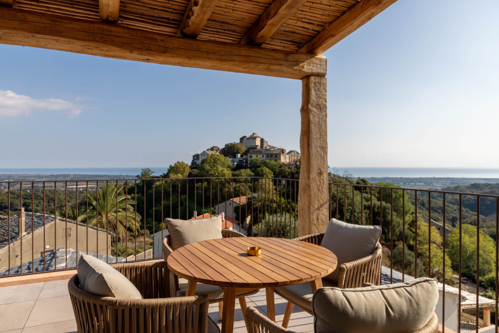 Envie de vous immerger dans la culture corse authentique sans pour autant renier au tout confort ? Bienvenue au Domaine Santa Margherita, un hôtel 4 étoiles récemment construit qui enchante la Casinca, une région tout près de Bastia.