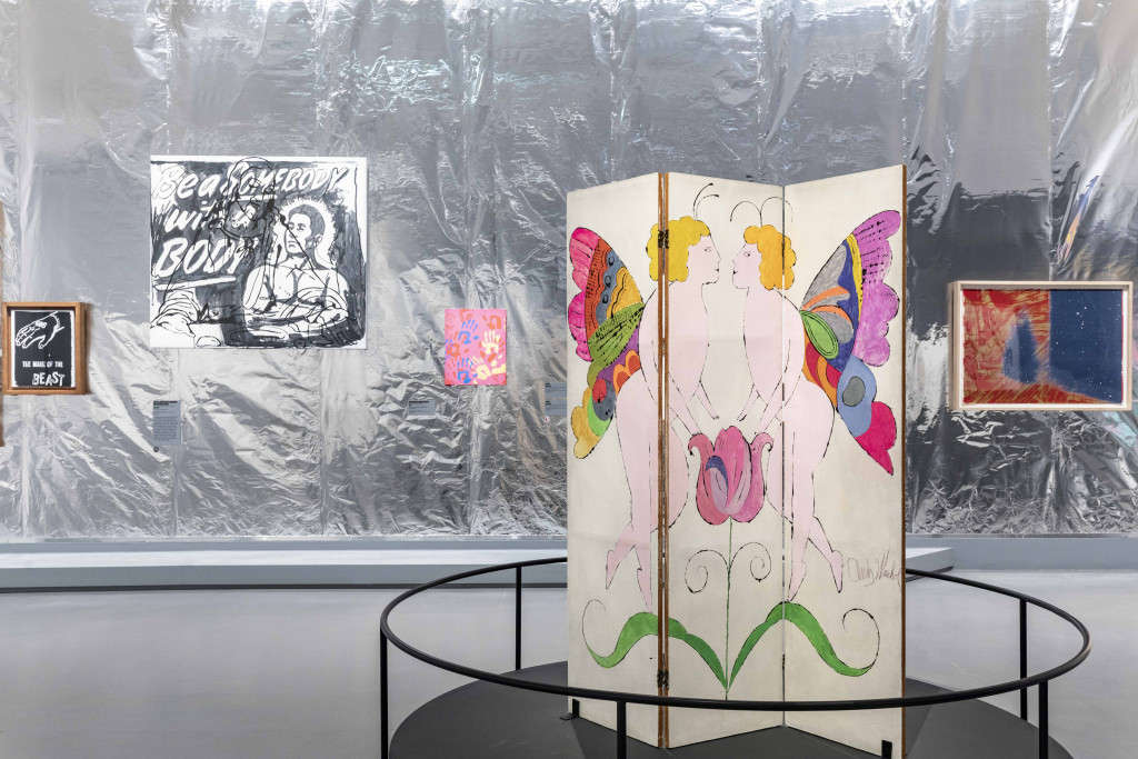 Octobre confirme la rentrée culturelle avec une belle moisson d’expositions, de Tintoret à Warhol, d’Irving Penn à Pierre Paulin, sans oublier l’énigmatique Nicolas Flamel au musée de Cluny et la trépidante foire Art Basel Paris. Voici les expositions à ne pas manquer en octobre à Paris et en France avec de belles adresses où poser ses valises à proximité.