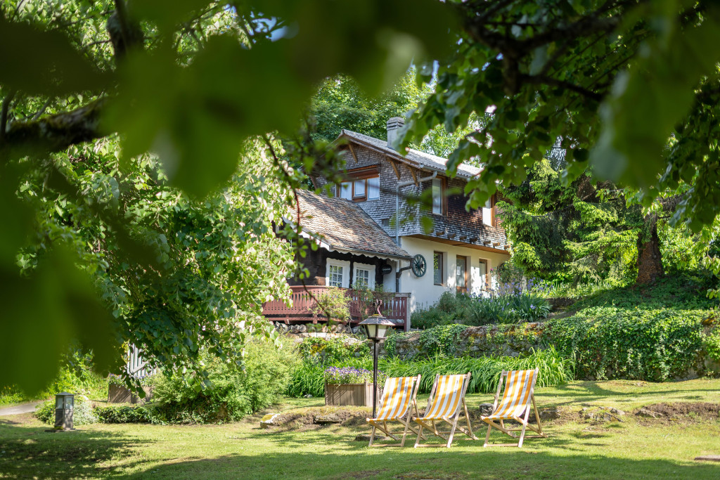 Des lacs où plonger aux cimes où glisser, la Haute-Savoie est en toute saison un département propice à une escapade sportive, détente ou gourmande. Notre sélection des meilleurs hôtels 4 étoiles où séjourner en Haute-Savoie.