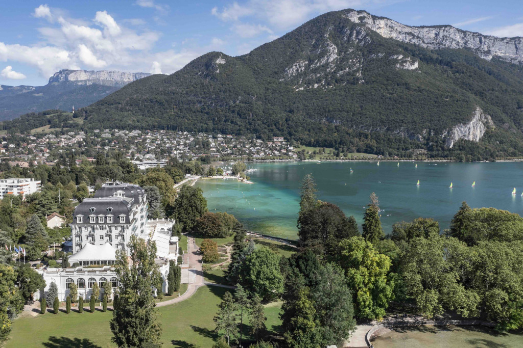 Trois jours suffisent pour découvrir plusieurs visages d’Annecy : flâner dans la vieille ville, parcourir les rives du lac, rejoindre Talloires et le Bout-du-Lac, prendre le large en packraft et s’attabler dans quelques-unes des meilleures adresses de la région. Voici notre itinéraire pour visiter Annecy et son lac en un long week-end, sans courir d’un site à l’autre.