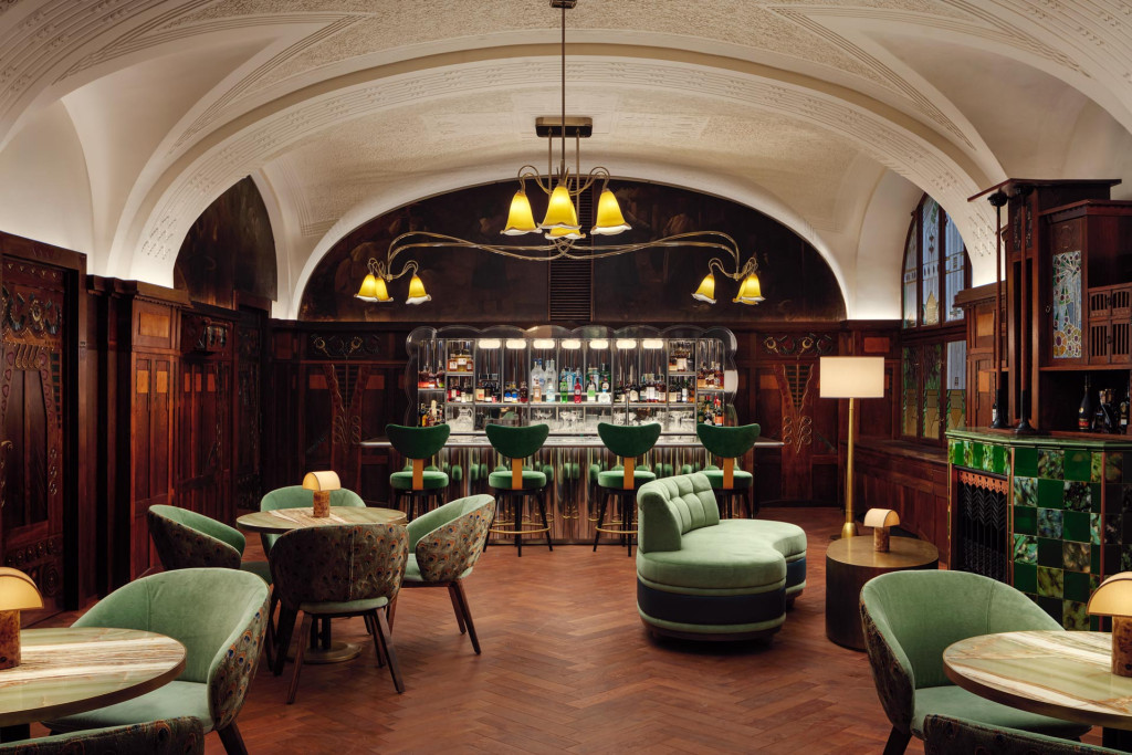 Après plus de dix ans de rénovation, l’hôtel 5 étoiles qui fait désormais partie du portefeuille Marriott Bonvoy, associe avec une élégance rare des éléments Art Nouveau à un design contemporain audacieux