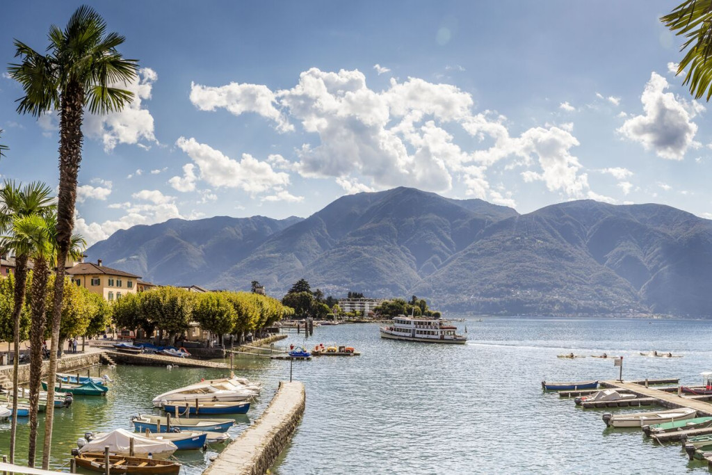 Au Tessin, la dolce vita se vit côté suisse, au bord du lac Majeur : hôtellerie raffinée, tables gourmandes, vignobles confidentiels et paysages lacustres… Que voir, que faire à Ascona et Locarno ? Notre itinéraire idéal pour un long week-end chic et ensoleillé.