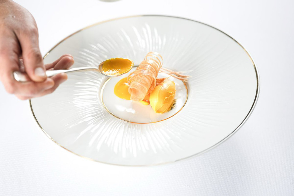 On ne se remet pas de notre dîner au Pergolèse, restaurant à Paris 16e ouvert depuis 6 mois seulement, tant l’expérience déroute. Le pitch ? Des produits d’une qualité rare valorisés au sein de créations engagées, sorties de l’imagination sans filtre de Julien Dumas. La profondeur des sauces, la justesse des jus, la prépondérance du cru, font du chef un défricheur de textures et de saveurs. 