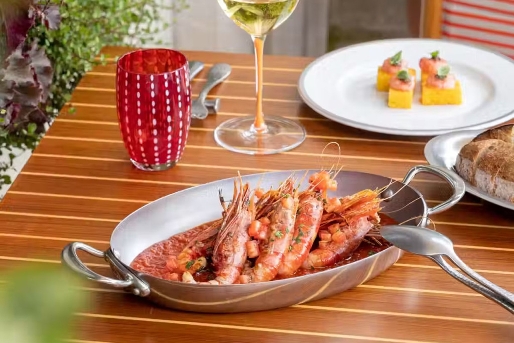 On s'attendait à un restaurant de palace. On a trouvé quelque chose de mieux : une adresse qui tient ses promesses, portée par un chef discret et des produits d'une qualité irréprochable.