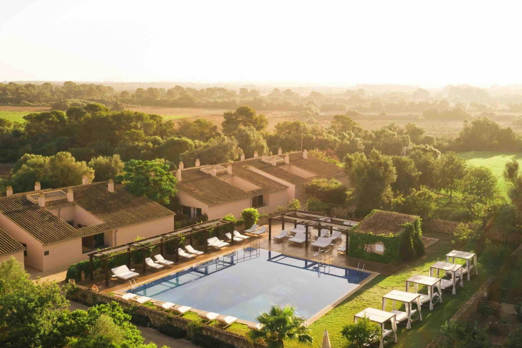 Un palace andalou autrefois fréquenté par la famille royale, une abbaye cistercienne entourée de vignes, un hôtel branché au cœur de Madrid, un manoir du XIVᵉ siècle dans la campagne majorquine ou encore un château au pied de la Tramuntana : voici 5 hôtels pour un mariage en Espagne inoubliable.