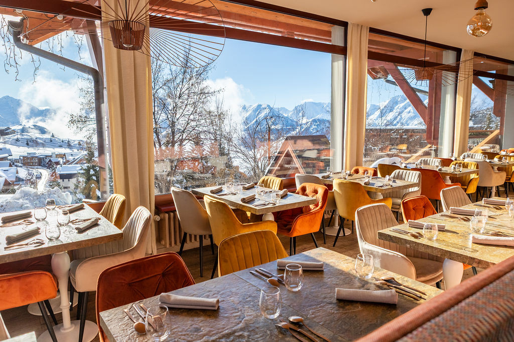 Direction l’Alpe d’Huez, la station iséroise surnommée « l’île au soleil », réputée pour ses pistes mythiques, son panorama à 360° et ses 300 jours d’ensoleillement par an. Été comme hiver, on y vient autant pour les grands espaces et les activités de plein air que pour les belles adresses gourmandes. Voici notre sélection des meilleurs restaurants de l’Alpe d’Huez.