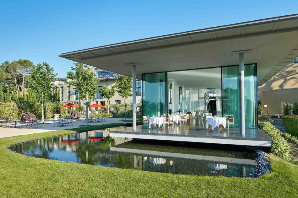 Prendre son petit-déjeuner sous un Brueghel le Jeune, siroter un cocktail en tête-à-tête avec un Picasso ou se réveiller face à une installation de Louise Bourgeois : certains hôtels sont de véritables musées. De la Provence aux Highlands écossais, en passant par Lisbonne, voici notre sélection d'adresses où les œuvres d’art priment autant que le confort.