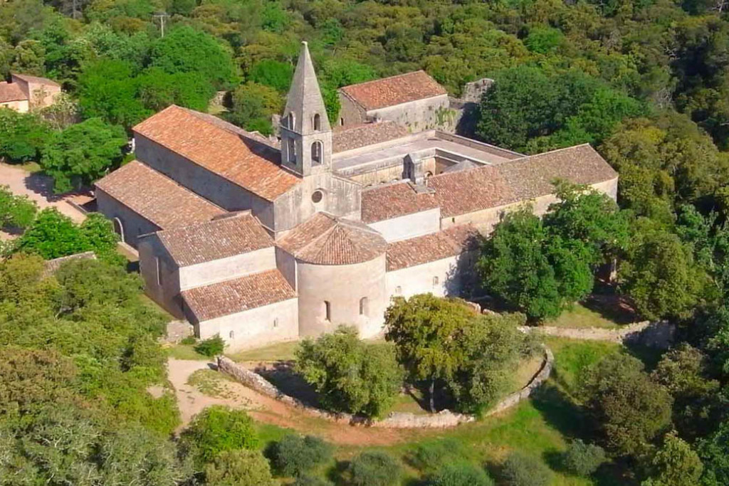 Au Thoronet, au cœur de la Provence Verte, l’Hostellerie de l’Abbaye s’installe dans un édifice classé Monument Historique. Un hôtel 3 étoiles qui invite à découvrir la Provence dans un cadre authentique et paisible.