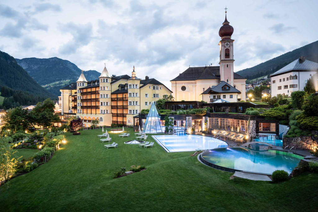 Construit autour d'une maison d'hôtes tyrolienne, à Ortisei, dans le Sud-Tyrol, le ADLER Spa Resort DOLOMITI est un vaste hôtel et spa de montagne axé sur le bien-être.


