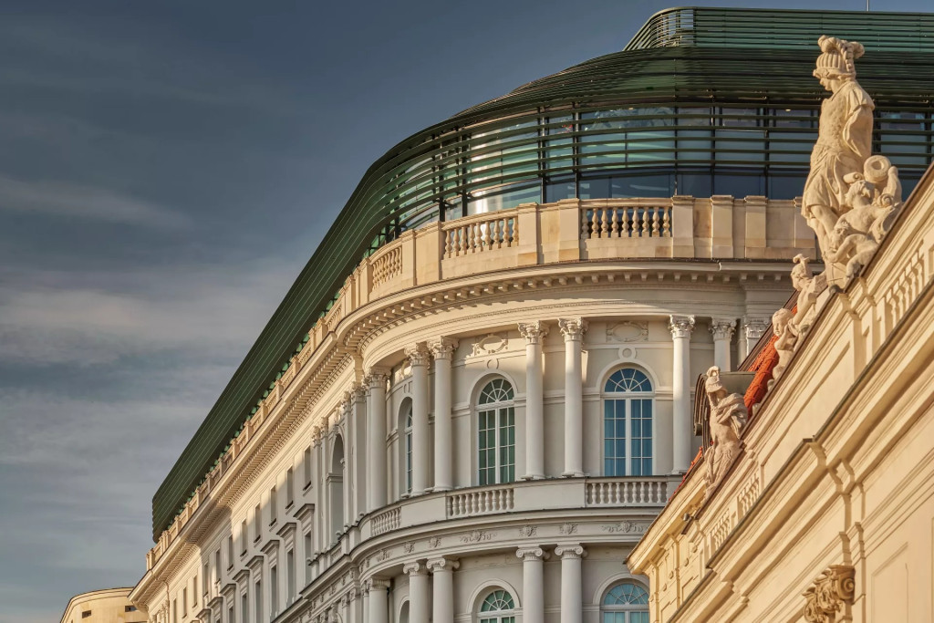 Boostée par une santé économique insolente, la capitale polonaise métamorphose ses quartiers : les usines de Praga s'offrent une seconde vie, les gratte-ciel poussent à Wola sans pour autant faire de l’ombre à la vieille ville. Et la montée en gamme de l’offre hôtelière suit le mouvement.
