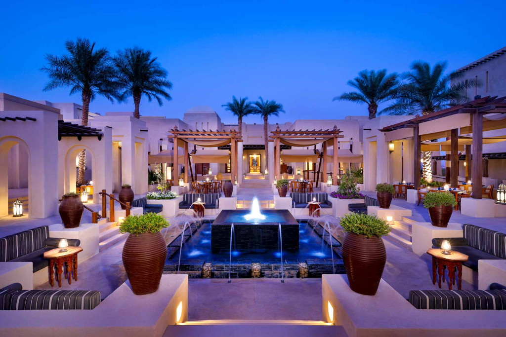 Cet hôtel dans le désert, à l’architecture inspirée d’un village traditionnel, se perd dans les dunes loin d’Abu Dhabi, mais à proximité du siège des courses de chameaux de l'émirat et des zones humides d'Al Wathba.