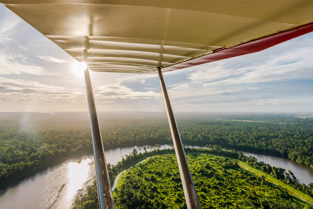 Découvrir la Guyane, c’est s’immerger dans la forêt amazonienne, voyager en pirogue, goûter à une cuisine aux allures de tour du monde et découvrir un patchwork de cultures. Nos 10 expériences immanquables pour visiter la Guyane.