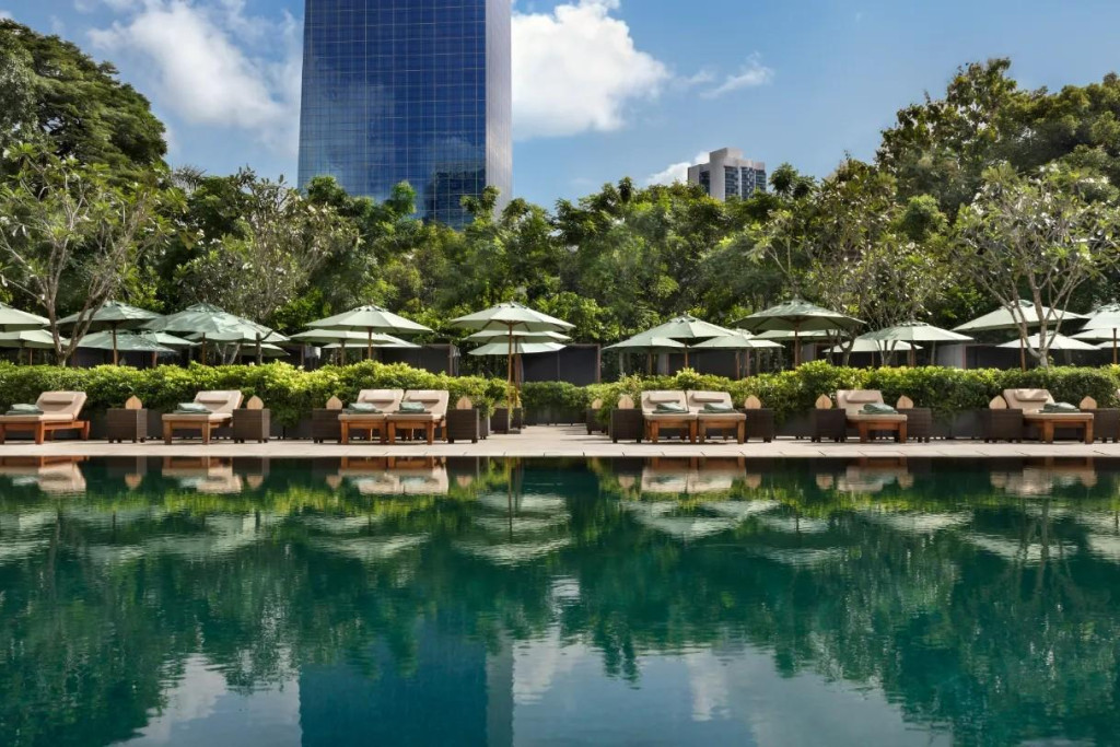 Coupé de l’effervescence de la capitale, The Sukhothaï Bangkok promet une retraite bien-être ancrée dans la culture thaïlandaise. Un hôtel imaginé comme un village traditionnel où luxe rime avec patrimoine.