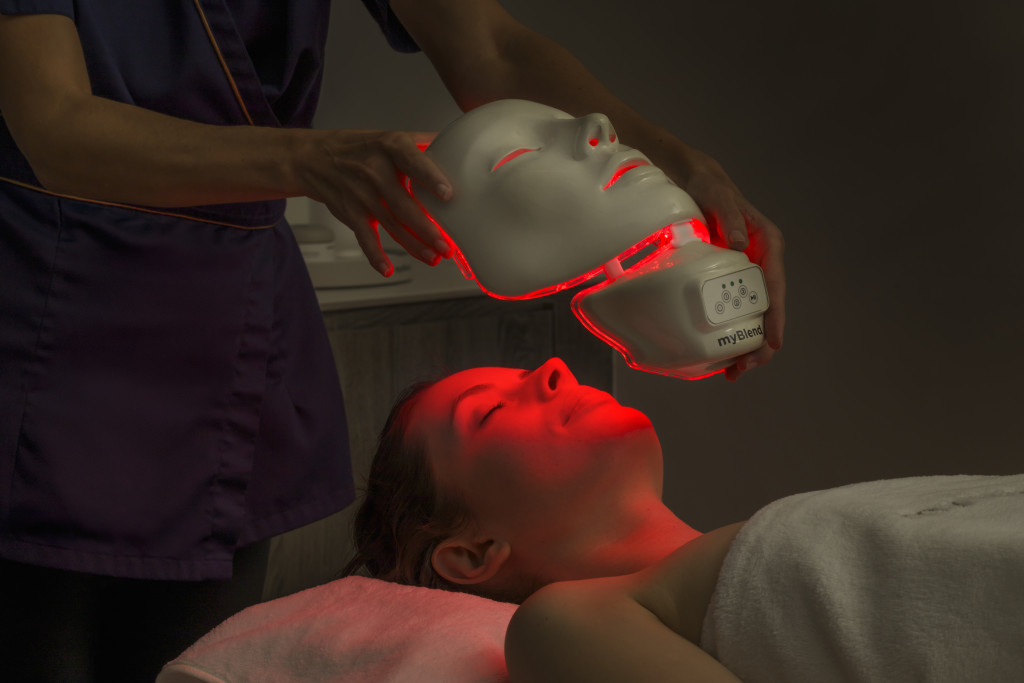 De Paris à Courchevel, les plus beaux spas d'hôtel adoptent la tendance du moment : le masque LED visage. Cette technologie de luminothérapie, issue de la recherche médicale, stimule les cellules cutanées pour une peau plus ferme, plus lumineuse et plus jeune. 