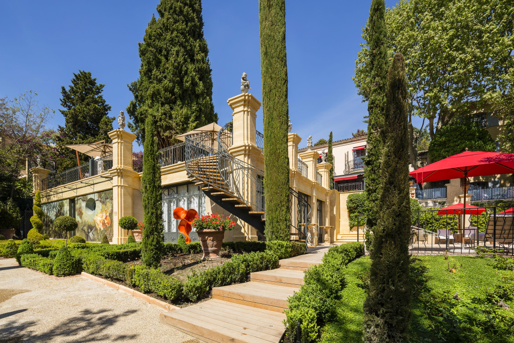 Et si Aix-en-Provence cachait un palais italien tendance rococo assumée ? À deux pas du centre, la Villa Gallici déploie un décor théâtral, entre jardins parfumés, inspirations XVIIIe et effet waouh garanti.