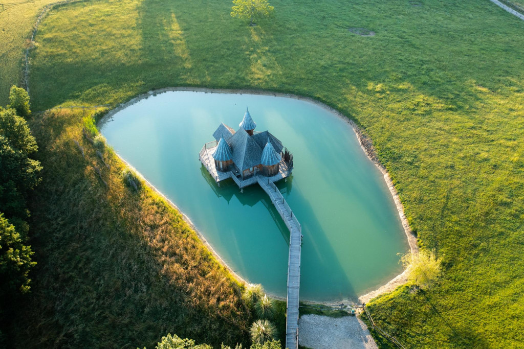 S’isoler du monde, écouter le murmure de l’eau, savourer le temps suspendu… Nul besoin d’horizons lointains ou de lagons tropicaux pour goûter à ce luxe : la France cultive, elle aussi, l’art du séjour flottant - intime, écologique et définitivement apaisant. Voici cinq cabanes flottantes à tester dans l'Hexagone pour se laisser doucement bercer.