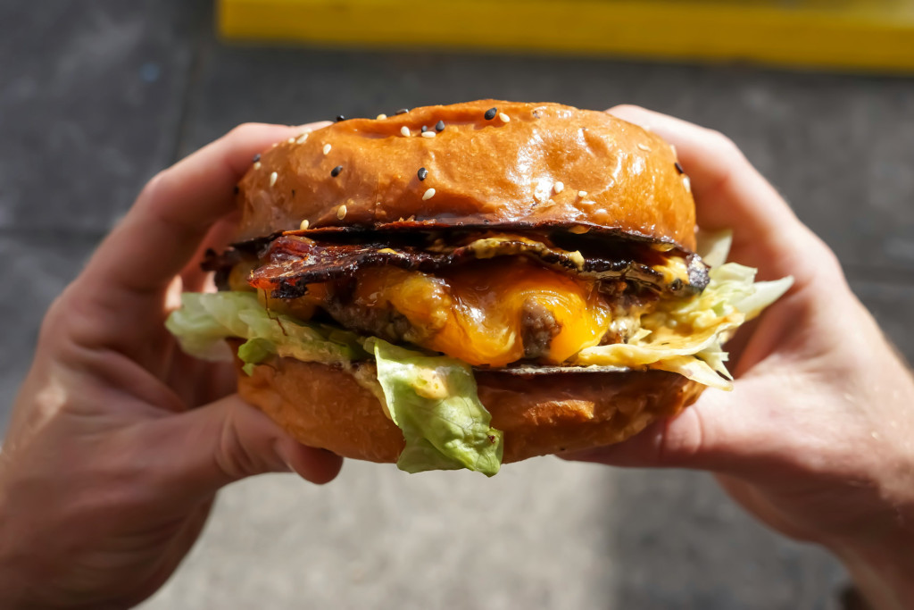 Fini le simple burger avalé sur le pouce. À Paris, il s’offre une vraie montée en gamme sous l’impulsion de chefs qui le traitent avec autant de soin qu’un plat signature. Viande choisie, techniques affûtées, compositions léchées : l’icône de la street food s’impose désormais dans les restaurants les plus en vue. Sélection des meilleurs burgers de Paris. 

