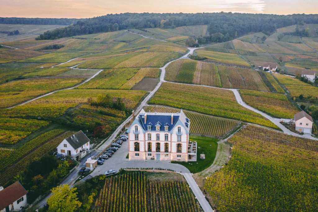 Château Belle Époque des Crayères, ancienne caserne de pompiers face à la cathédrale, table 3 étoiles d'Arnaud Lallement ou château repris en 2026 par Michel Reybier : Reims aligne quelques-uns des plus beaux hôtels 5 étoiles de France, à quelques minutes des grandes maisons de champagne. Notre sélection des hôtels de luxe et adresses de charme à Reims et dans ses environs, vérifiée en octobre 2026.