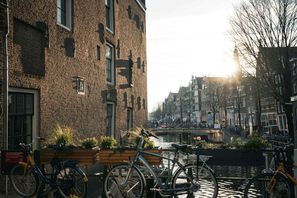 Que faire à Amsterdam en trois jours ? Des canaux du Jordaan aux musées du Museumplein, des boutiques des Negen Straatjes aux nouvelles tables qui font bouger la ville, notre itinéraire déroule le meilleur de la capitale néerlandaise en un week-end. Hôtels, restaurants, cafés, bars, culture et shopping : trois jours à Amsterdam, heure par heure et carnet d’adresses en main.