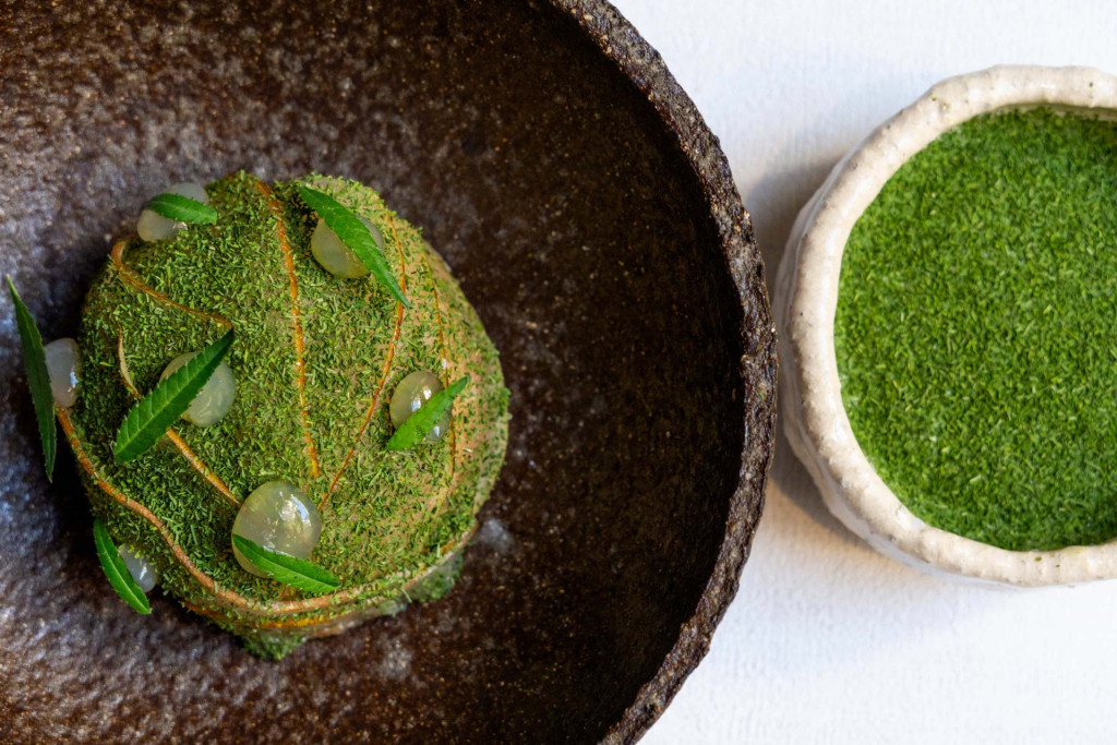 À deux pas de l’île de la Cité, au 1er de la rue Christine — cette petite rue dont le calme surprend après avoir traversé les avenues parisiennes encombrées de Saint-Germain-des-Prés — se trouve Le Christine, où découvrir une gastronomie qui épate tant par les accords de saveurs que de textures.