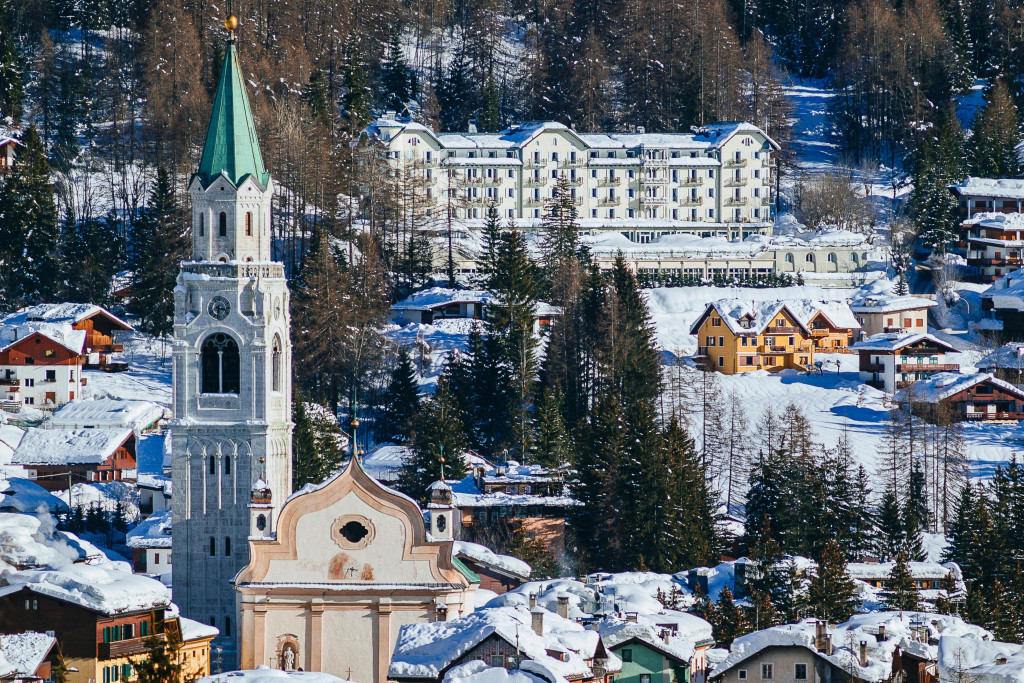 À 1200 mètres d’altitude, au pied de parois escarpées classées au patrimoine mondial de l’Unesco, la « reine des Dolomites » offre une expérience alpine à son paroxysme, entre épicurisme, bien-être et grande bellezza naturelle. Cap sur 5 hôtels à Cortina d’Ampezzo pour vivre les JO d’hiver 2026.