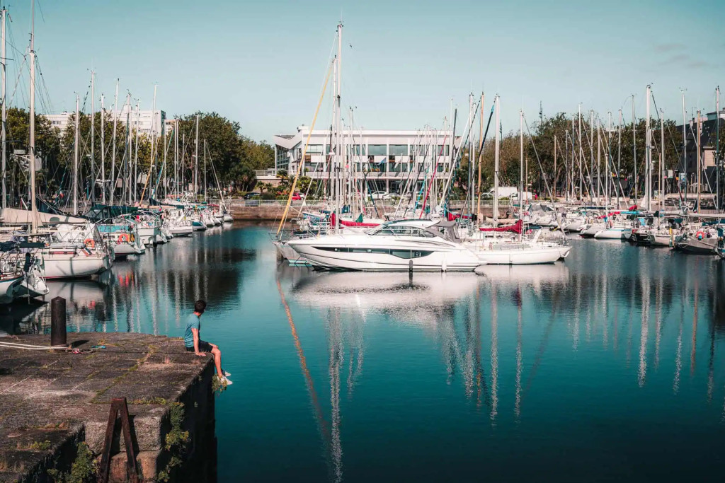 Que visiter à Lorient le temps d’un week-end ? On largue les amarres pour découvrir cette ville portuaire tournée vers l’océan, avant de mettre le cap sur Hennebont et la vallée du Blavet. Ports, patrimoine maritime, bonnes tables et échappées au vert : quelques jours suffisent pour découvrir une Bretagne à mi chemin entre grand large et campagne. 