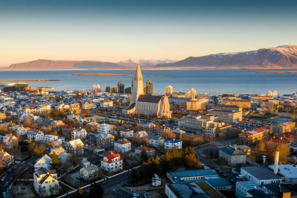 Un vol direct depuis Paris suffit pour rejoindre Reykjavik, destination idéale pour une escapade ou un week-end qui change vraiment d’air, avec des paysages qui semblent tout droit sortis de films de science-fiction (alors que c’est plutôt l’inverse). Voici nos meilleures recommandations pour profiter de Reykjavik le temps de quelques jours, été comme hiver.