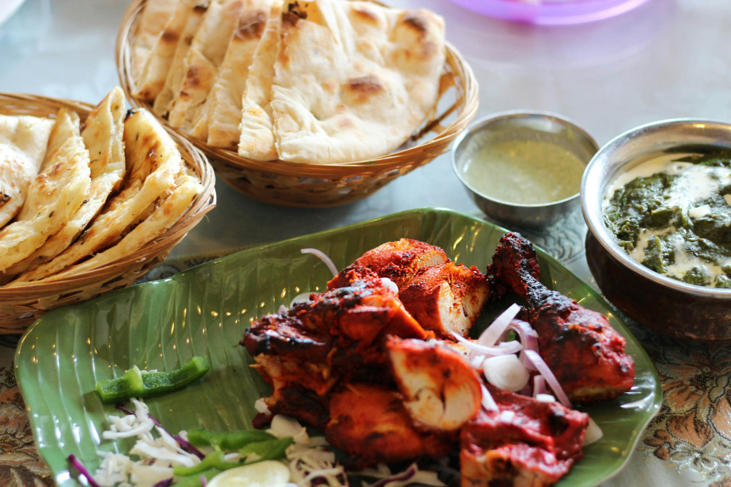 La cuisine indienne à Paris est-elle en train de se réinventer ? Salon de thé, boui-boui alléchants ou restaurant gastronomique, voici les adresses à connaître pour redécouvrir les spécialités indiennes.