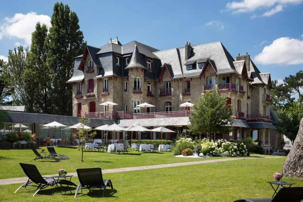 À la recherche d'un hôtel de charme en France pour une escapade inoubliable ? De la côte aux sommets, des villages de caractère aux grandes villes, Yonder a sélectionné les plus belles adresses où se conjuguent authenticité, raffinement et art de vivre, pour une parenthèse hors du temps.
