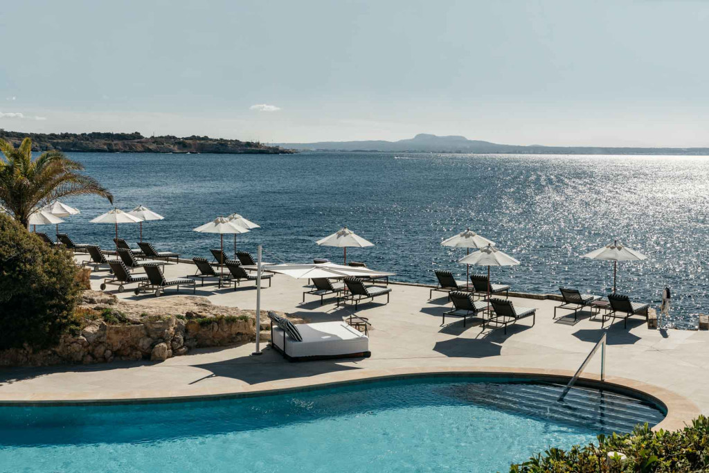 Bien plus qu’un simple hôtel de luxe à Majorque, le cinq étoiles Hotel de Mar Gran Meliá est une perle architecturale qui surprend par sa modernité. Son élégance contemporaine et son design emblématique en font un resort unique sur la plus grande île des Baléares. 